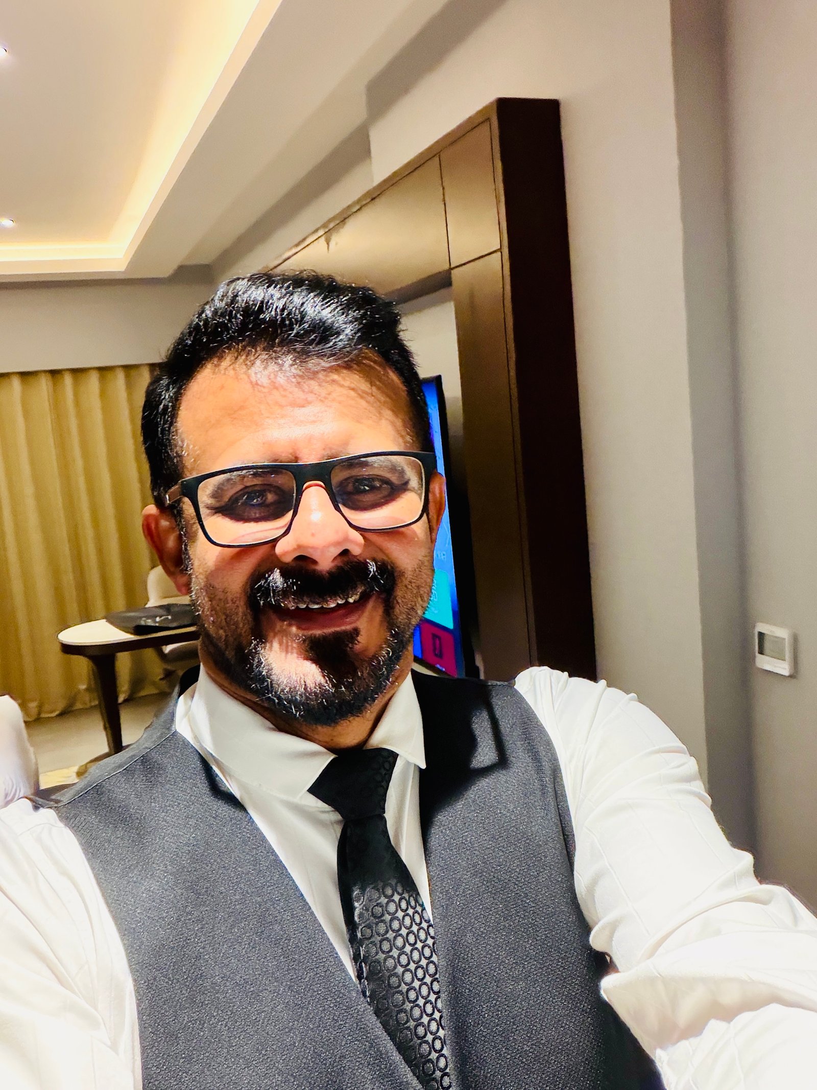 Dr Manoj  Mathew 